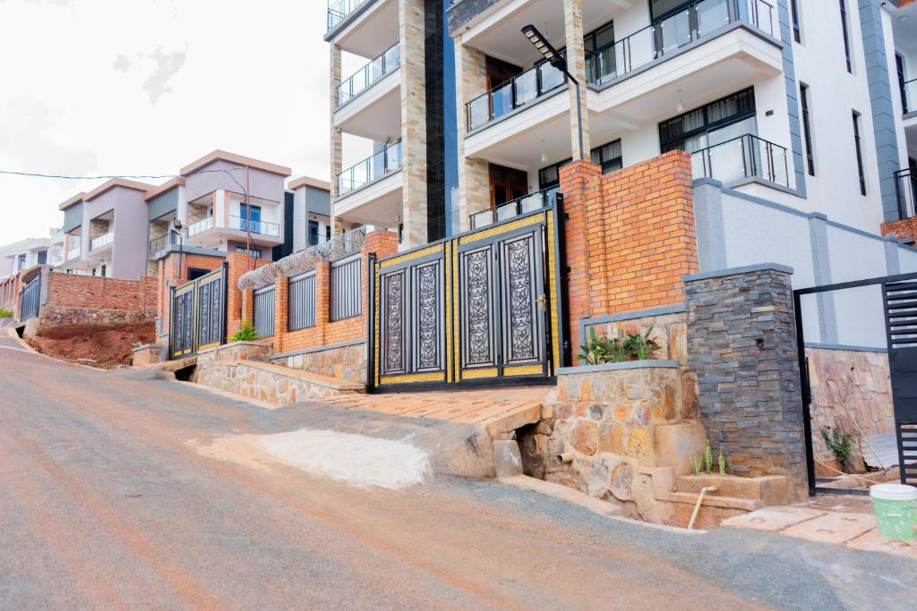 un edificio con un cancello sul lato di una strada di Make Good Apartment a Kigali