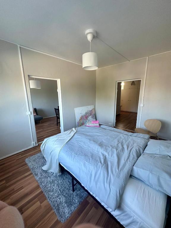 Un dormitorio con una cama grande con un edredón azul. en Stylish 2 Bed Central Apartment with Park View, en Turku