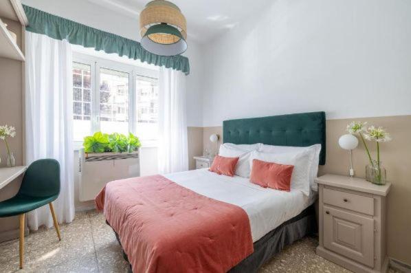 una camera da letto con un letto grande e una finestra di Next Stop Vatican Guest House a Roma