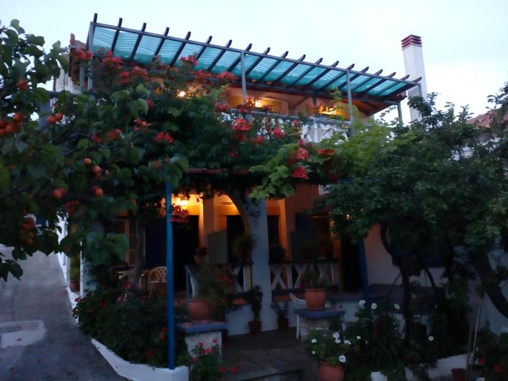 un edificio con una pérgola con flores. en Alexandra Sofia, en Stafylos