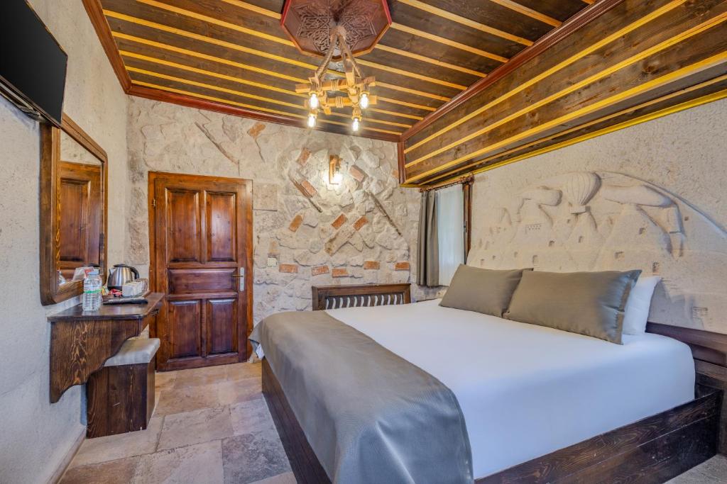 Castle Cave Hotel - 1