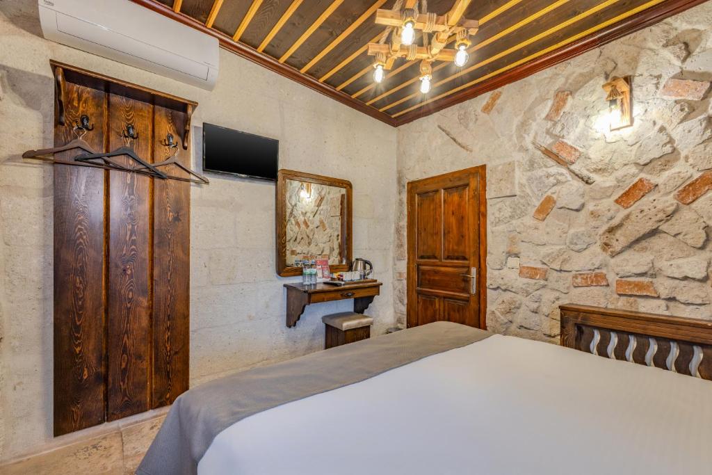 Castle Cave Hotel - 12