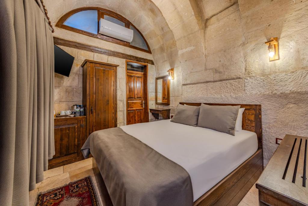 Castle Cave Hotel - 4