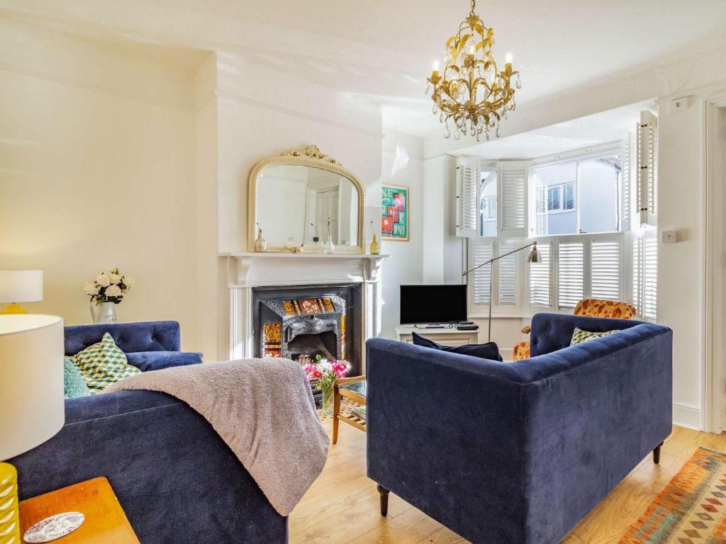 TV a/nebo společenská místnost v ubytování 4 Bed in Holt 87148