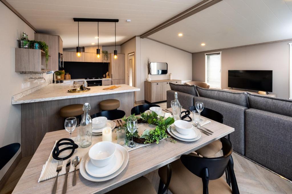 セント・アンドルーズにあるHot tub Lodge, Victory 101のテーブルと椅子のあるダイニングルームとキッチン