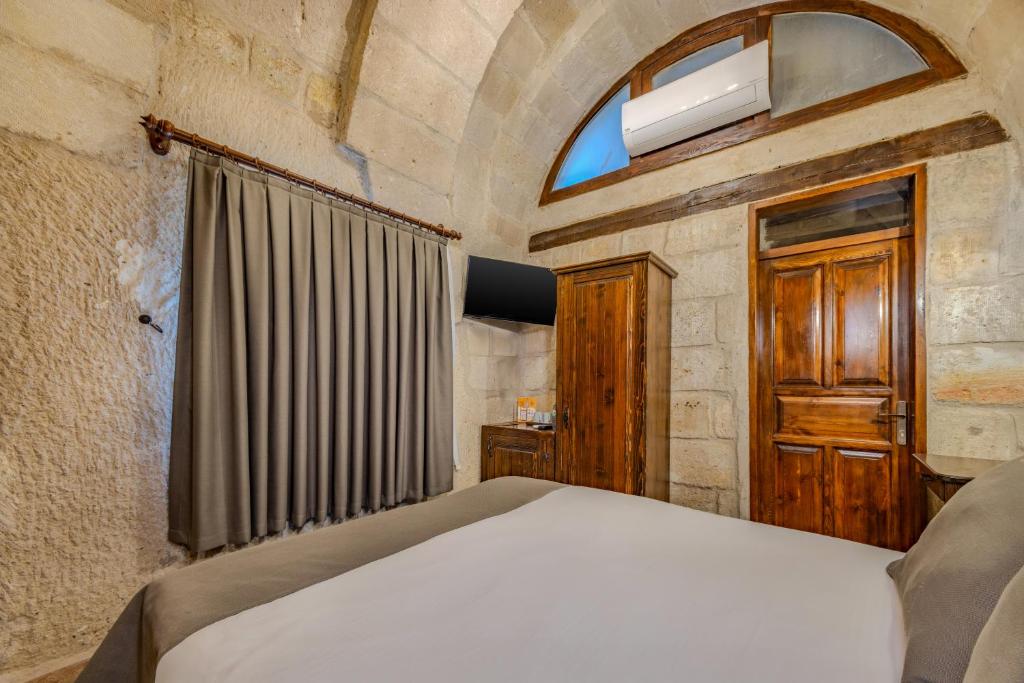 Castle Cave Hotel - 16