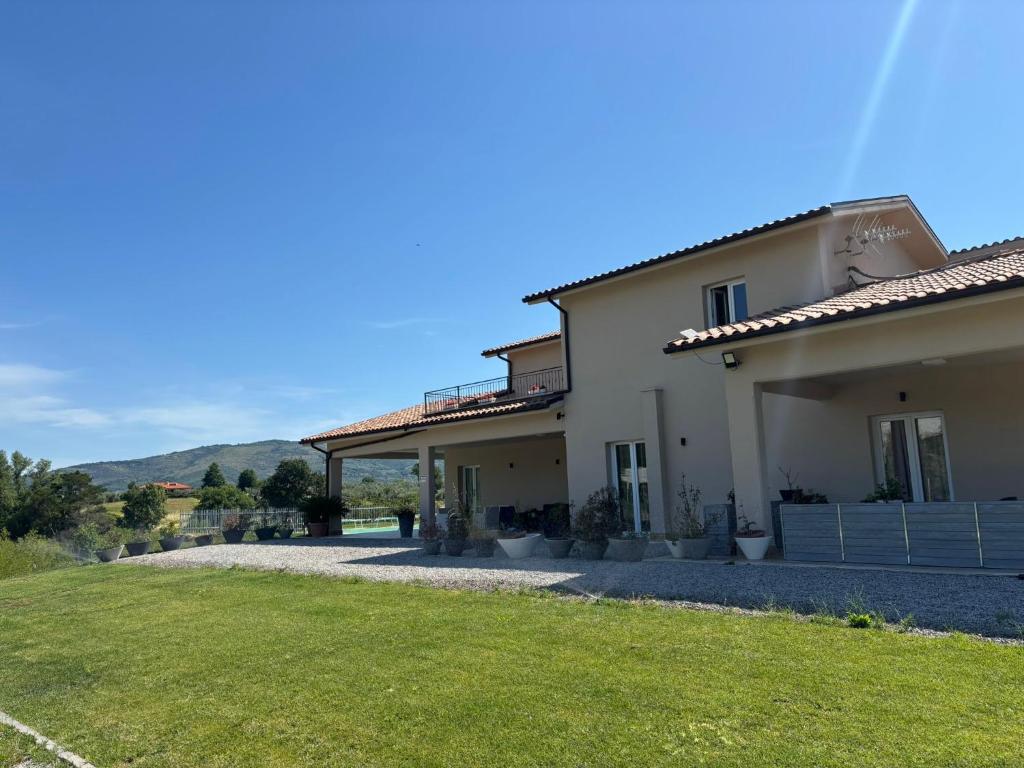 ein Haus mit einem Rasen davor in der Unterkunft L'Oro Verde in Moricone