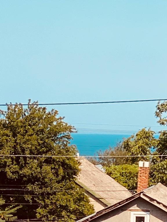 Сдам две комнаты возле моря головне фото