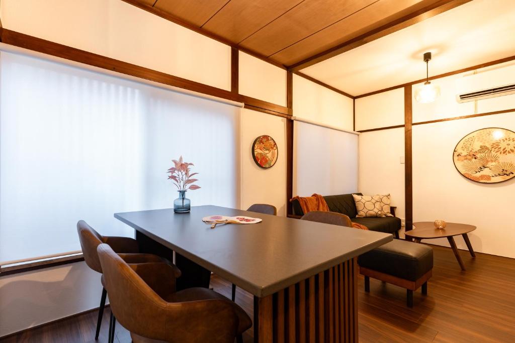 a dining room with a table and chairs at 和氣会々南長崎 Wakiaiai Minaminagasaki in Tokyo