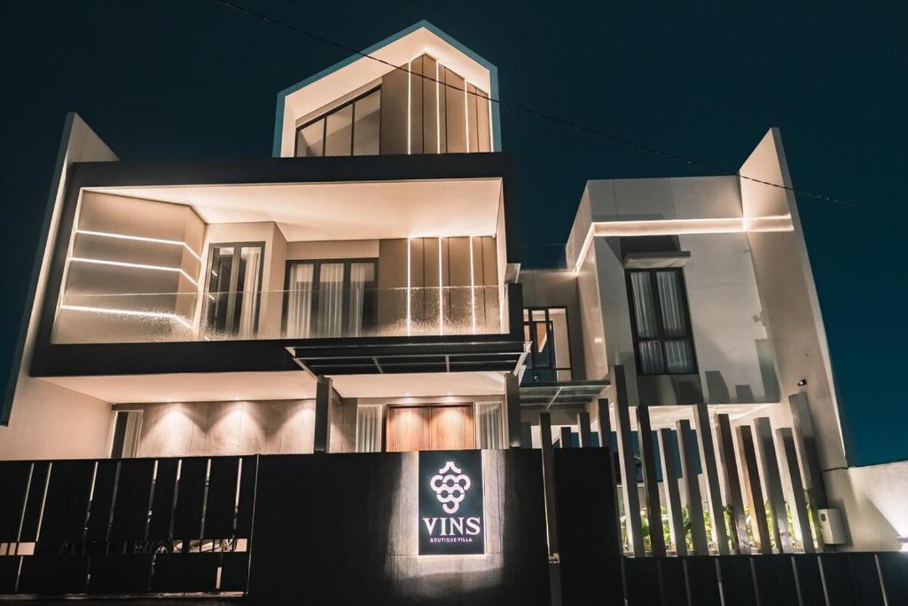 un edificio alto con una valla delante en VINS Boutique Villa Batu, en Batu