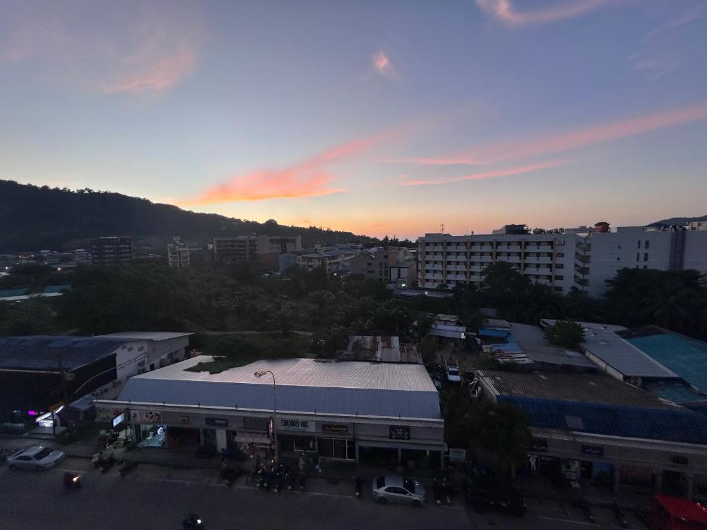 لابی و فضای عمومی Sereneburi Patong Hotel - تصویر ۵