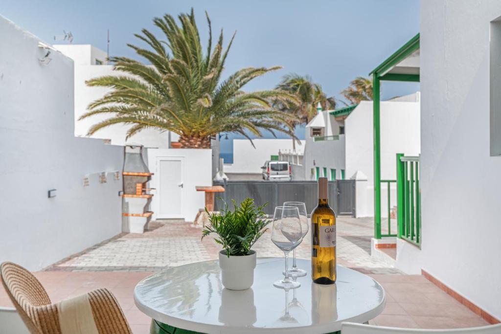 a table with a bottle of wine and a glass at Casa Barriguita El Golfo in El Golfo