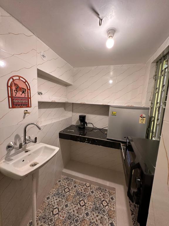 een badkamer met een wastafel en een zwart aanrecht bij Royal Heritage in Lucknow