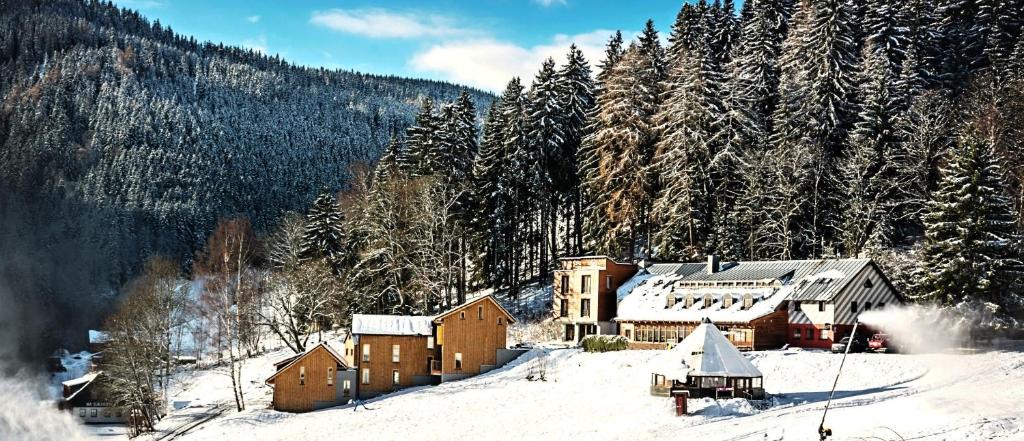 un rifugio da sci nella neve in una montagna di Hotel Modřín a Pec pod Sněžkou