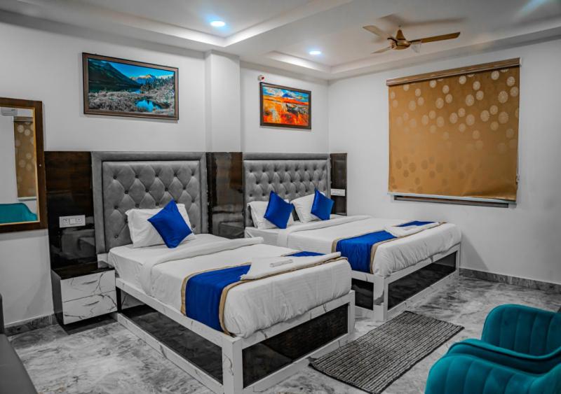 Postel nebo postele na pokoji v ubytování Hotel Vayuputra Grand