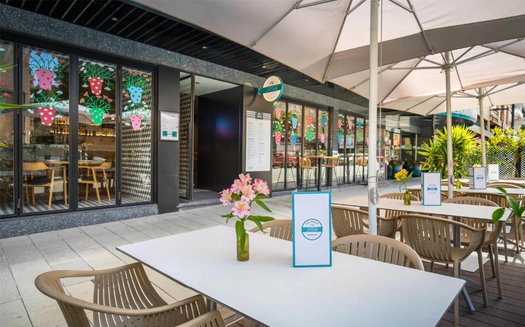 Occidental Granada - Resim 12