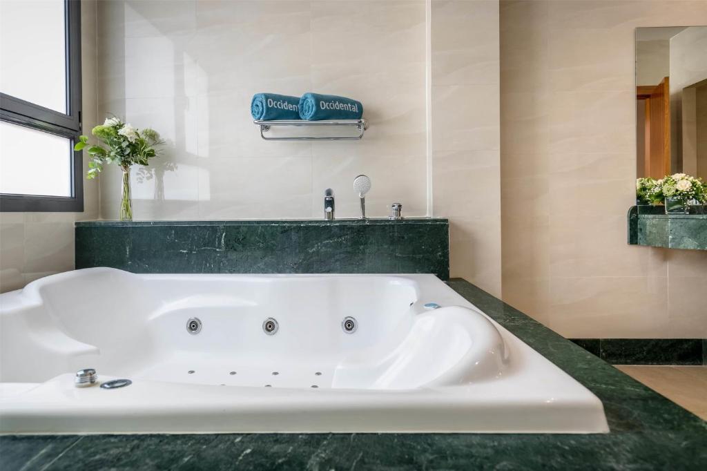 Occidental Granada - Resim 40