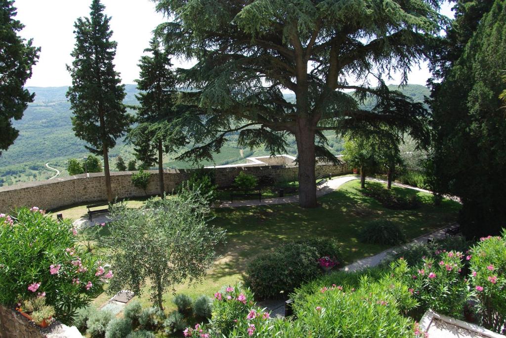 Ogród w obiekcie Boutique Hotel Kaštel