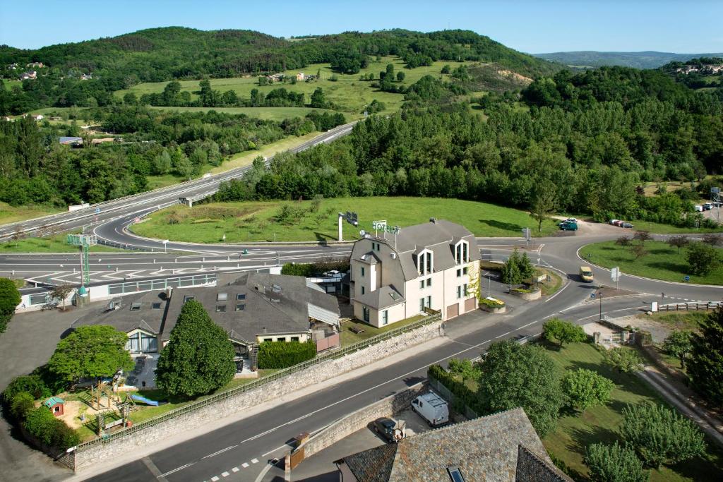 una vista aérea de una casa y una carretera en Hôtel-Restaurant Le Calice Du Gevaudan - A75, en Banassac