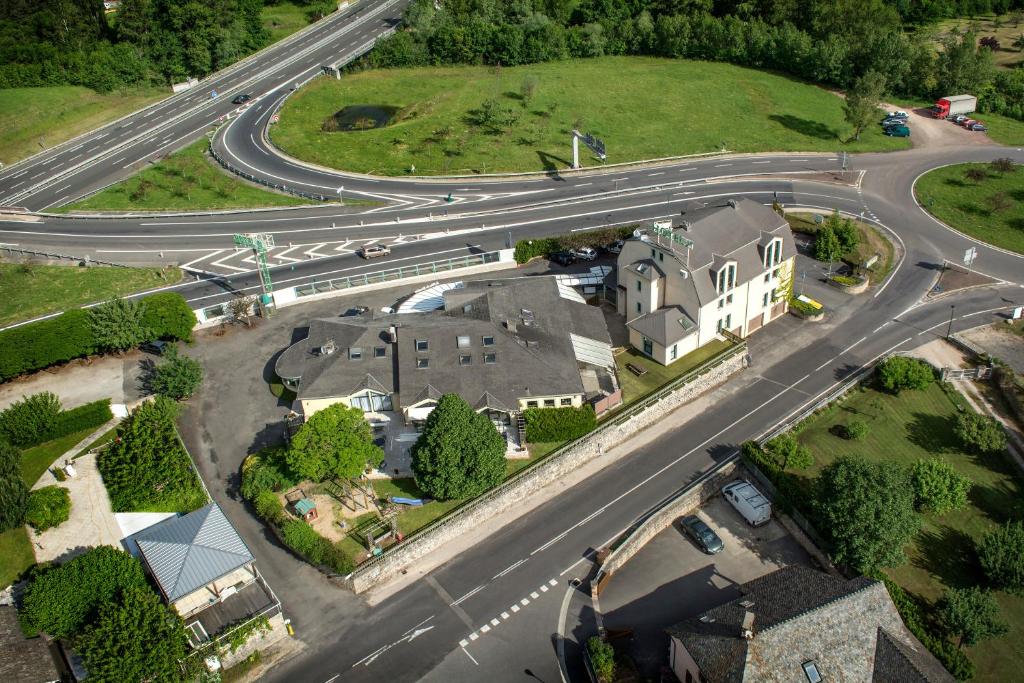 Letecký snímek ubytování Hôtel-Restaurant Le Calice Du Gevaudan - A75