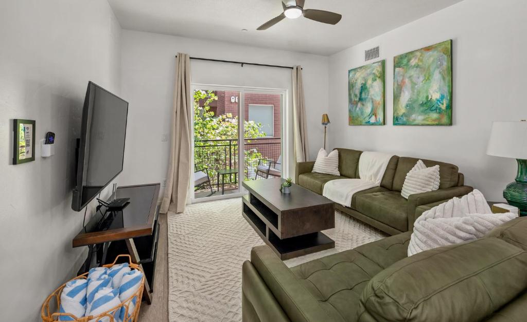 Μια τηλεόραση ή/και κέντρο ψυχαγωγίας στο Central City Luxury-2BR 2BA,Pool,Htub,Gym,Parking