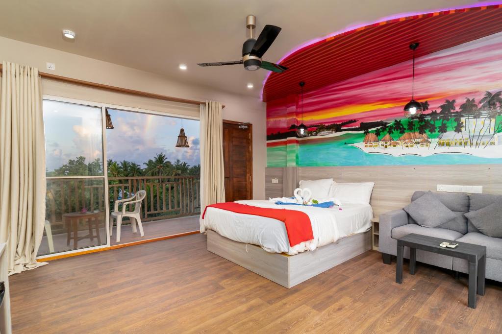 een slaapkamer met een bed en een schilderij aan de muur bij Ocean Villa Ukulhas Hotel & Spa in Ukulhas