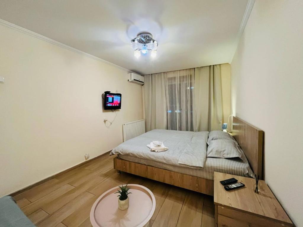 第比利斯ბინა საბურთალოზე 1 საძინებელი #7的一间带床和桌子的小卧室