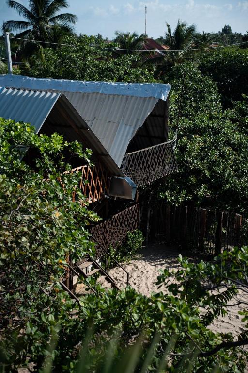 un edificio con un tetto di metallo in cima agli alberi di Kite Point Atins ad Atins