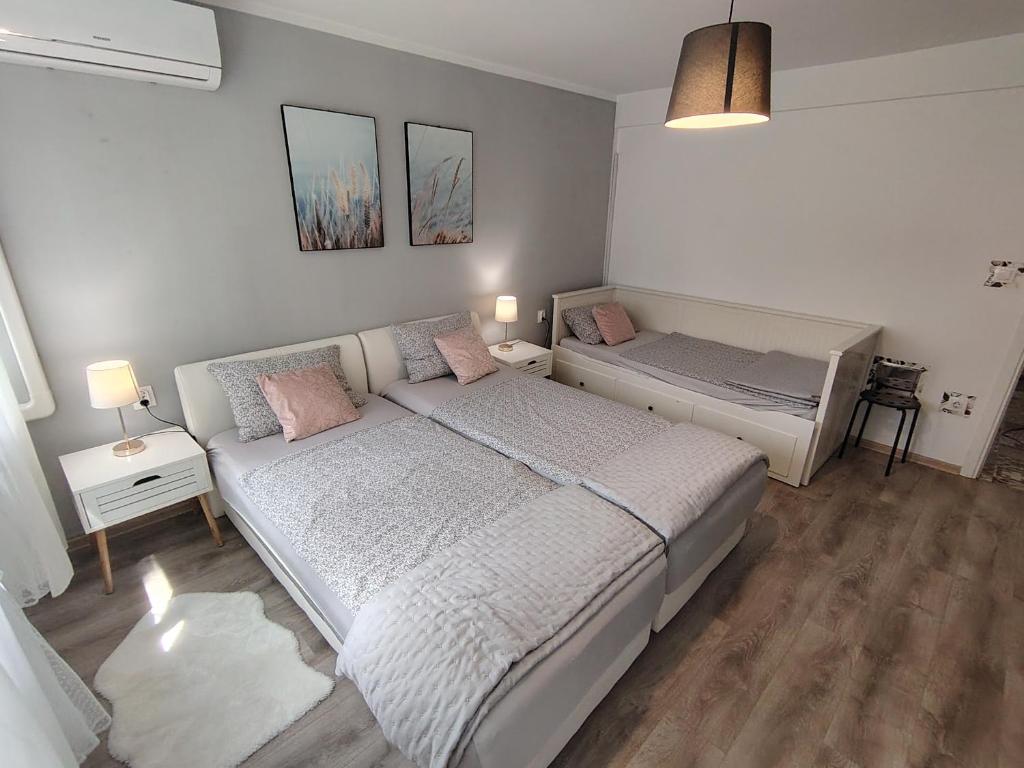 Ένα ή περισσότερα κρεβάτια σε δωμάτιο στο Apartman Jež 3 De Lux - free parking, self check in