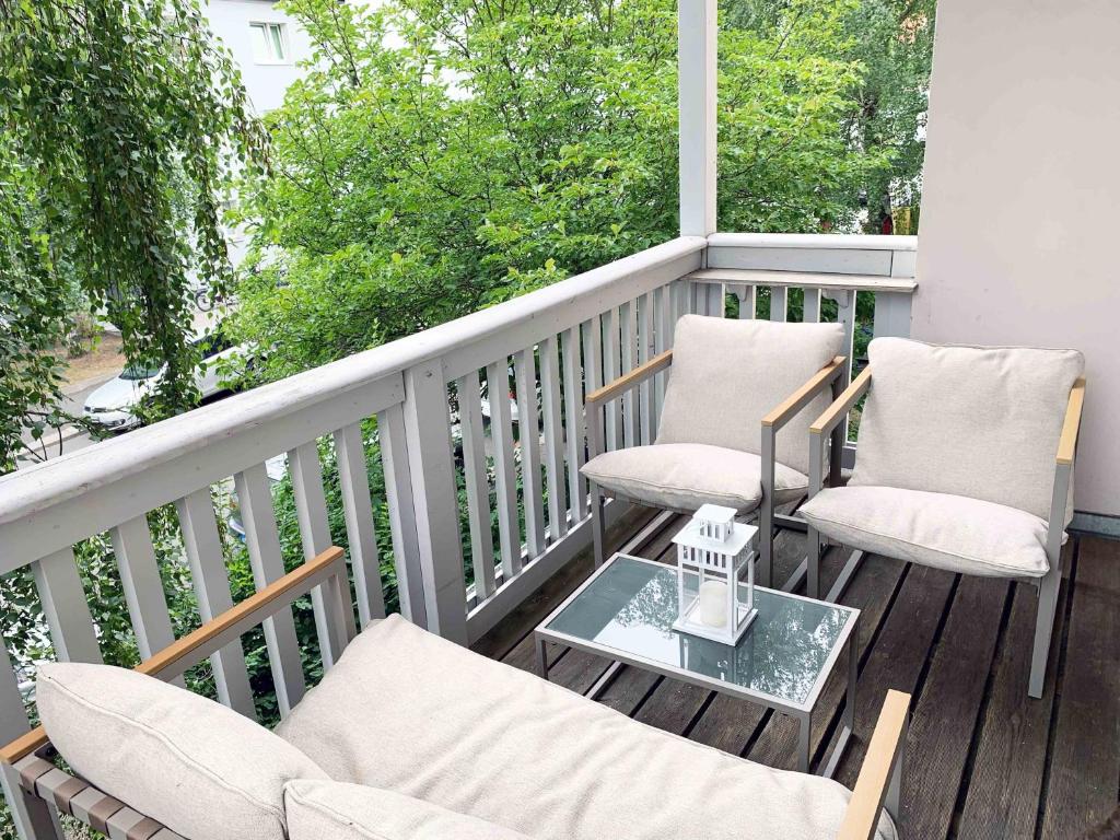 En balkon eller terrasse på Ruhig zentral Privatparkplatz historischer Stuckaltbau