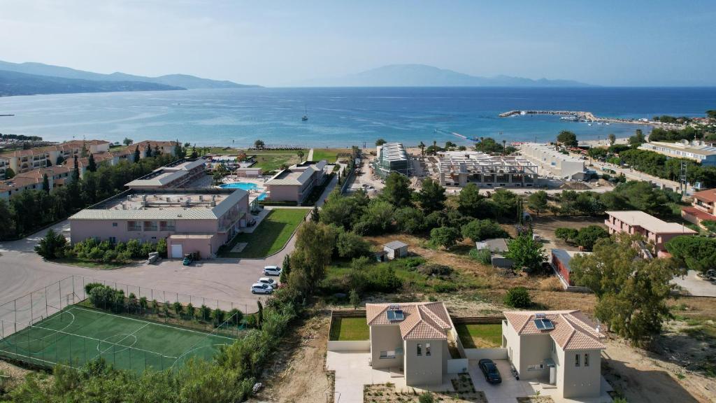 Una vista aérea de un complejo turístico con cancha de tenis. en Sanctuary Beach Villas by "Elite", en Alikanas