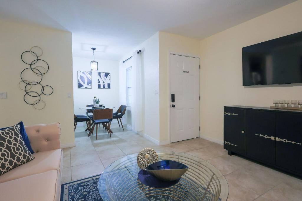un salon avec un canapé et une table dans l'établissement Cozy 2 Bed Room Apartment By Armature Works River Walk, à Tampa