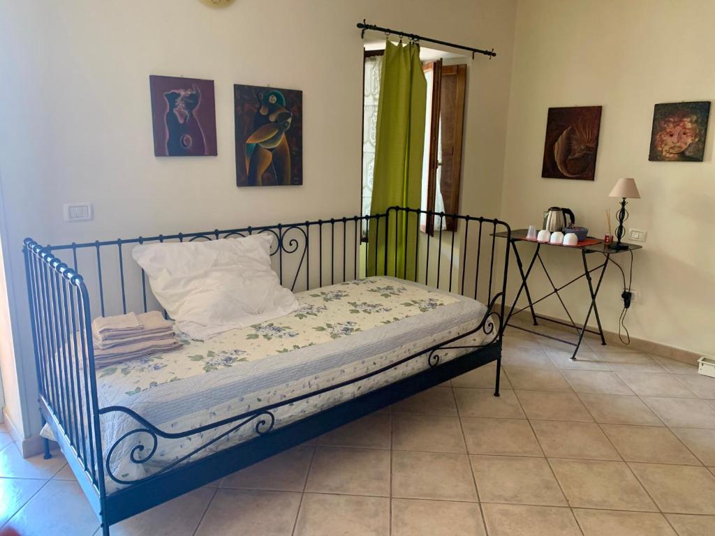 a blue bed in a room with a table at Affittacamere Dodo - Borgo di Filetto in Filetto