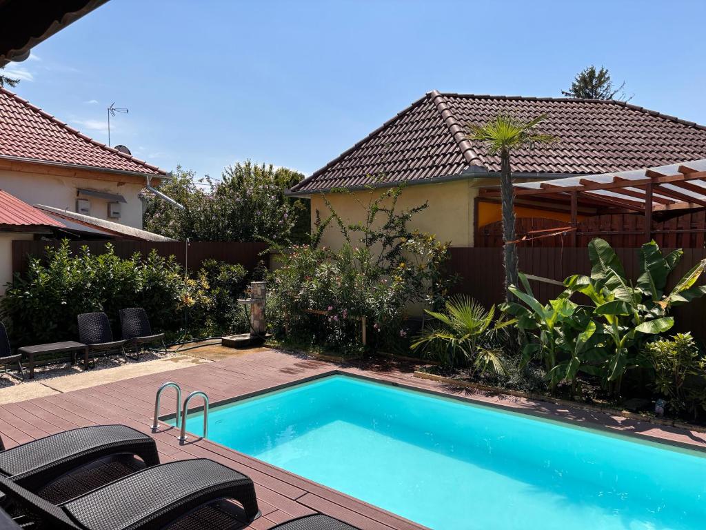 Πισίνα στο ή κοντά στο Veronika Lux Apartman