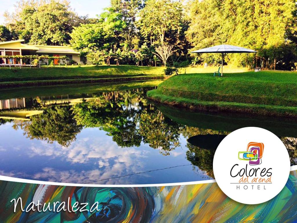 un collage de una imagen de un río en Hotel Colores del Arenal en Fortuna