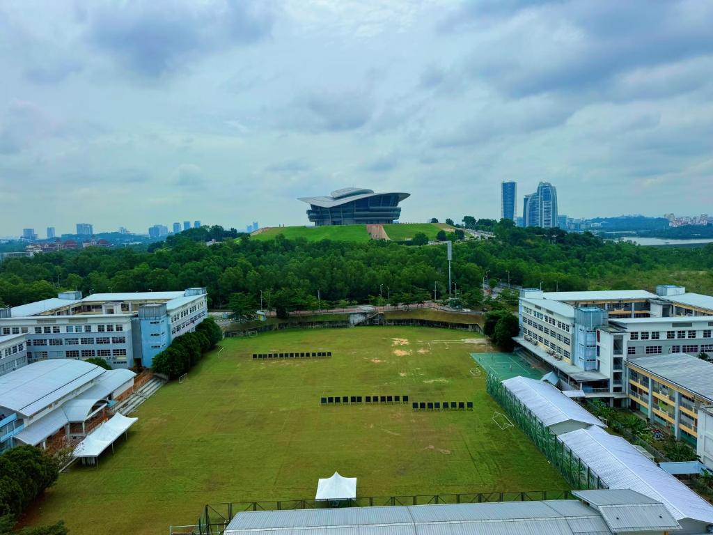 ein großes Feld mitten in einer Stadt mit Gebäuden in der Unterkunft PPAM Seruling Presint 5, Putrajaya 4BR with PICC and Garden View 