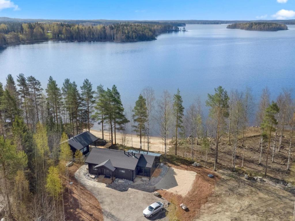 eine Luftaufnahme eines Hauses am Ufer eines Sees in der Unterkunft Holiday Home Tervaranta by Interhome in Ähtäri
