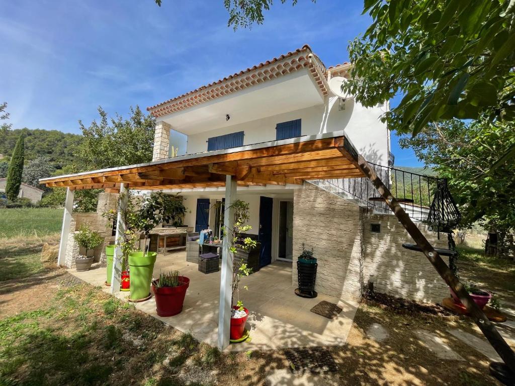 a white house with a wooden pergola at Maison blanche in Signes