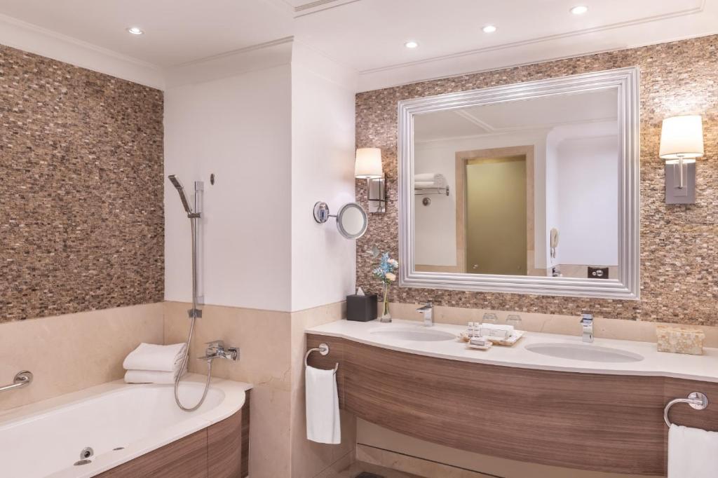فضای داخلی JA Palm Tree Court, Dubai در دبی - تصویر ۳