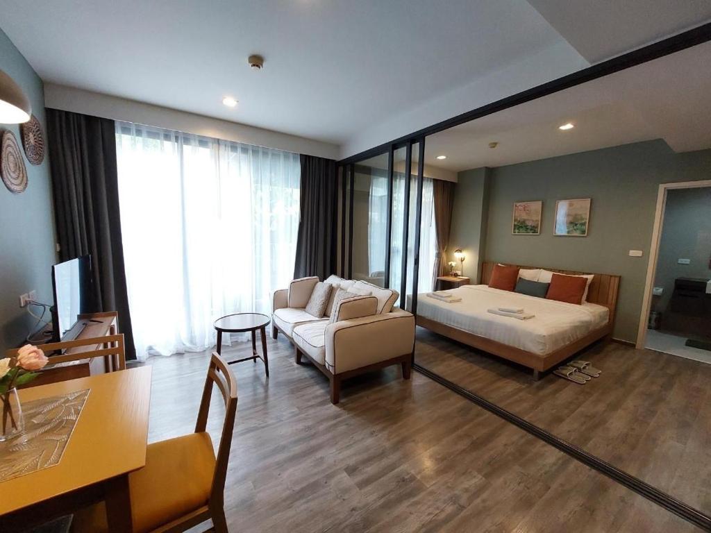 Ένα ή περισσότερα κρεβάτια σε δωμάτιο στο The Deck Patong