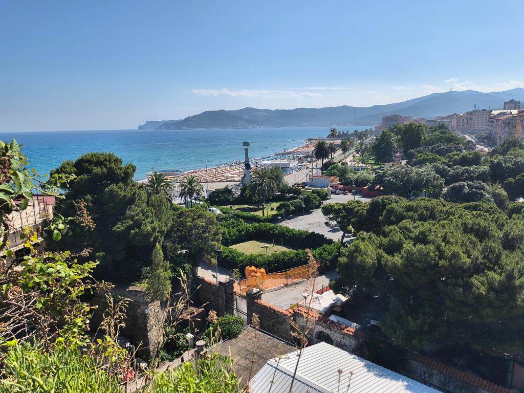 a view of a beach with the ocean in the background at Il giardino in città Savona in Savona