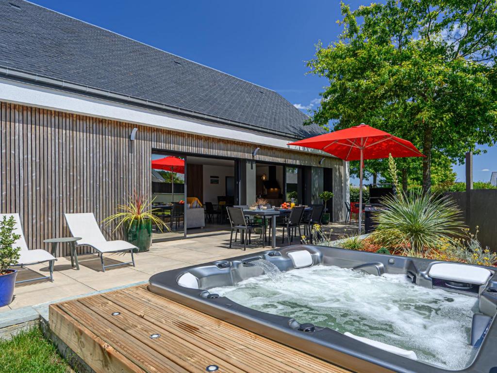 wanna z hydromasażem na patio ze stołem i krzesłami w obiekcie Holiday Home Villa du Fort Espagnol by Interhome w mieście Crach