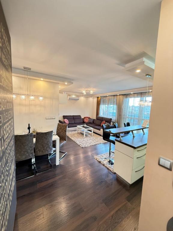 un salon avec une table de ping-pong dans l'établissement Local-Lux Apartment 3-Bedroom - 2 x Free Parking & Balcony, à Kecskemét