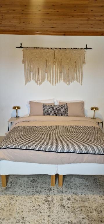 una camera da letto con un letto grande con soffitto in legno di Pura Vida a Lomba da Maia
