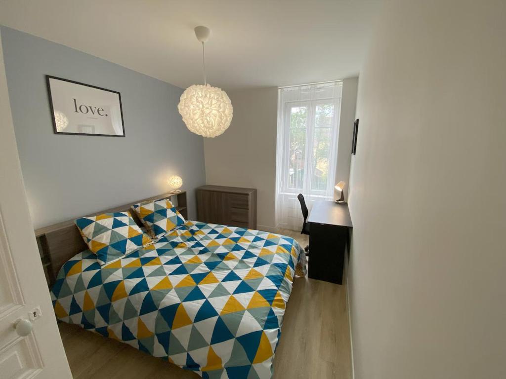 Ένα ή περισσότερα κρεβάτια σε δωμάτιο στο Logement Neuf Cosy avec Espaces Communs Premium 11