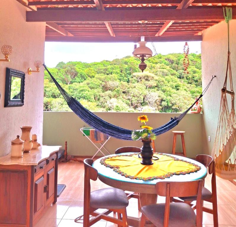 グアラミランガにあるCasa Florença Guaramirangaのハンモック(テーブル、椅子付)
