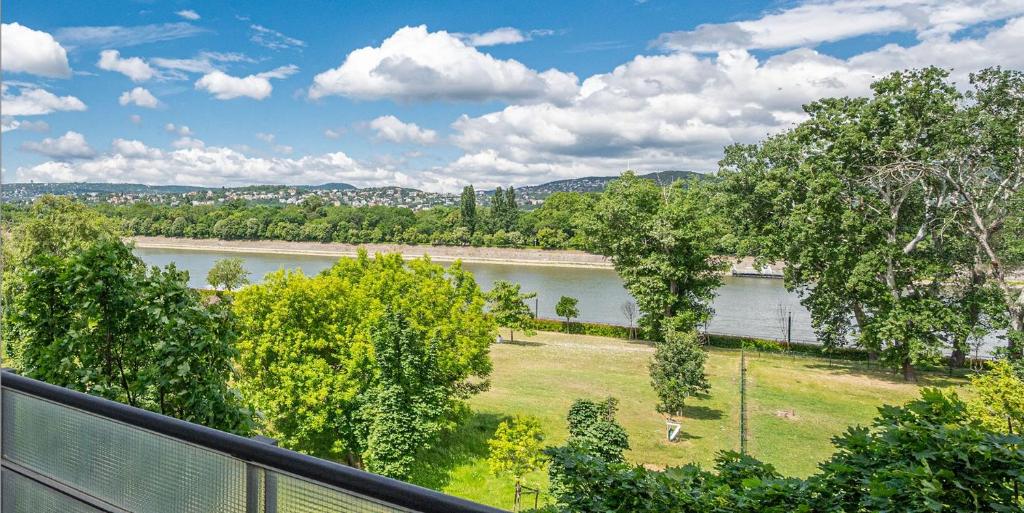 ブダペストにあるRiversider - with a view of the Danube and Margaret Islandのバルコニーから湖の景色を望めます。