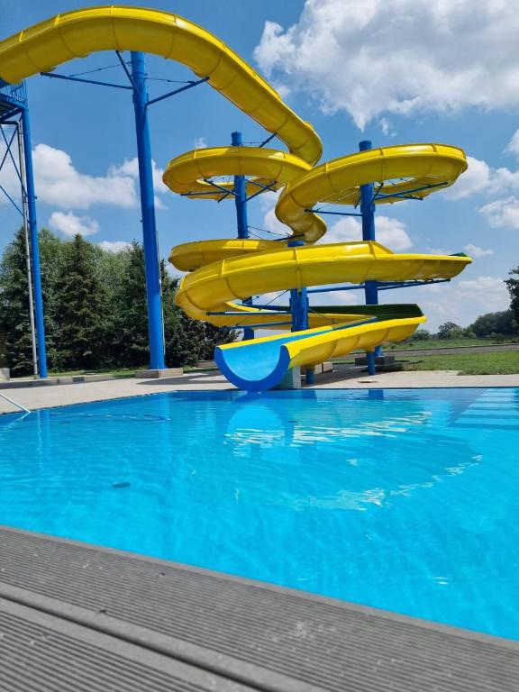 a yellow water slide in a swimming pool at Zatoka Leśna in Stare Olesno