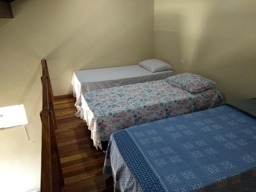 a room with two beds in a room at Recanto da Mata Morretes in Morretes