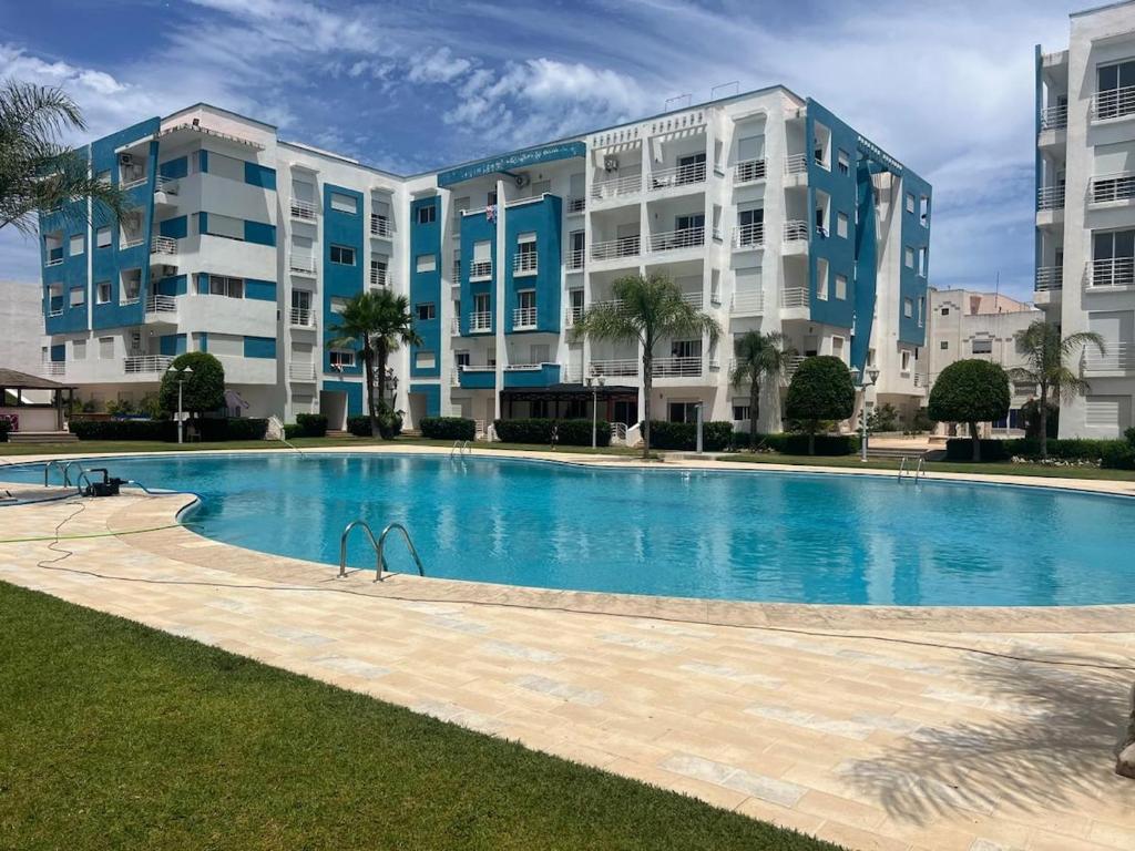 マルティルにあるApartment in Martil avec piscineの大きな建物2棟前のスイミングプール